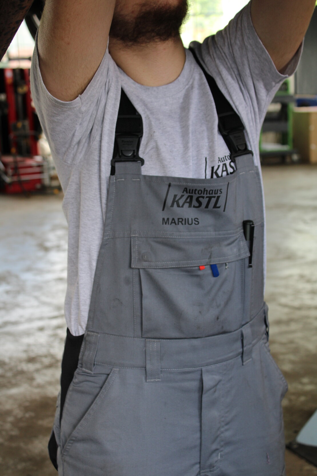 Mechaniker arbeitet am Motor