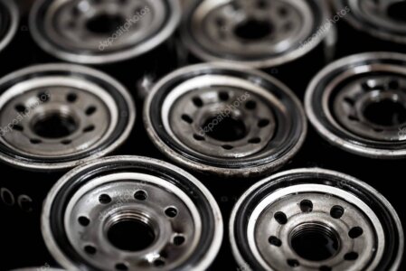 Mechaniker prüft Gebrauchtwagen mit Checkliste