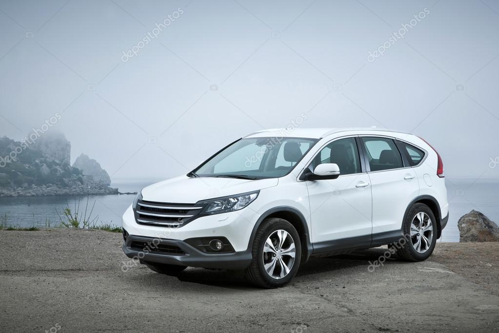 SUV vor moderner Architektur