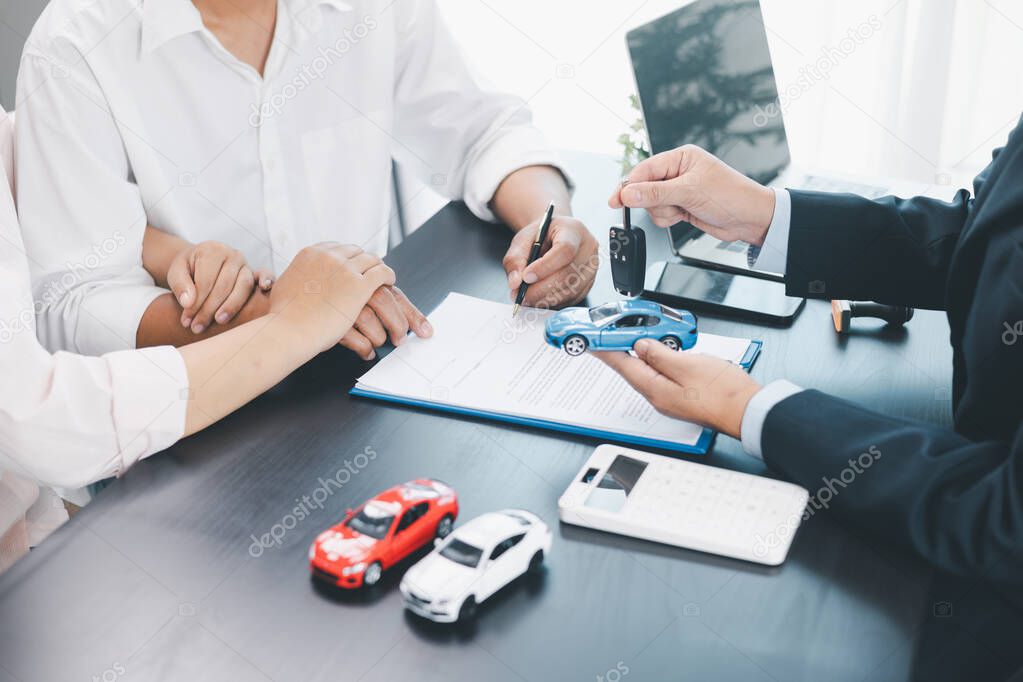 Fahrzeugübergabe mit Zahlung