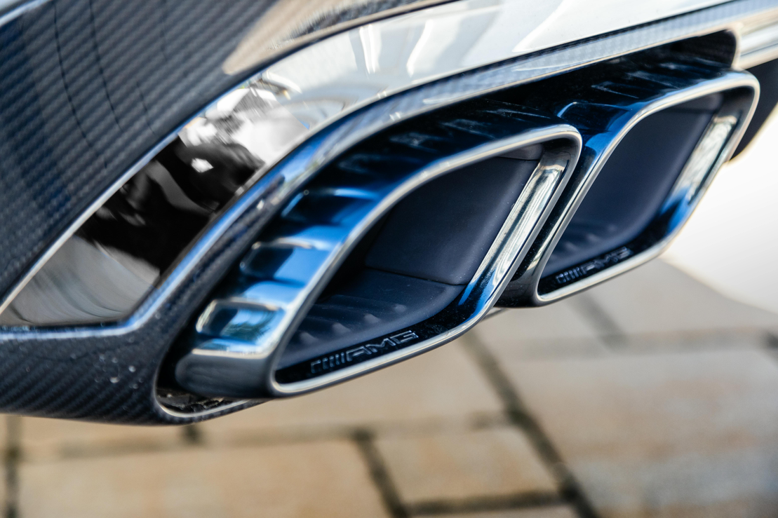 Auspuffanlage unter dem Fahrzeug